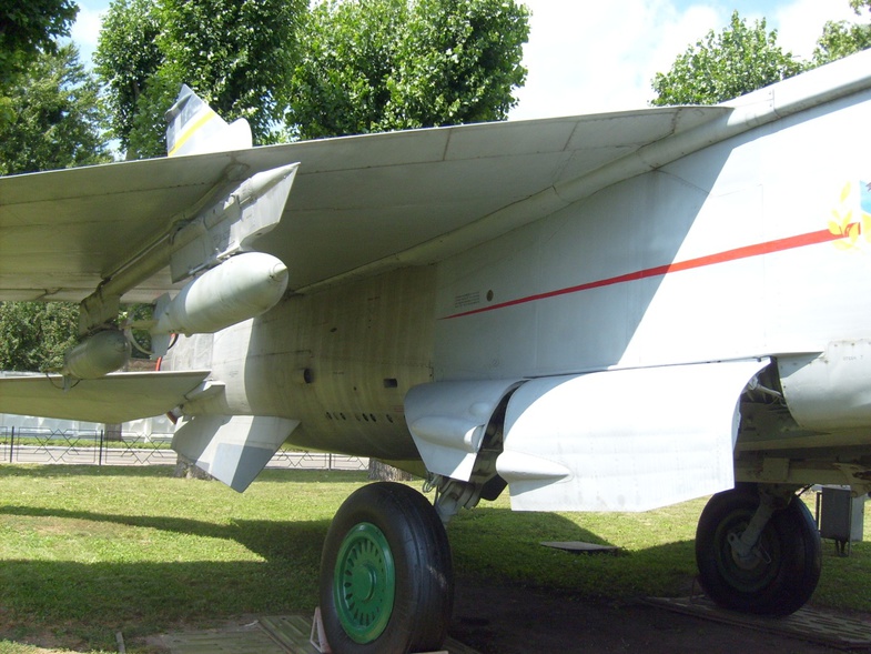 EQG-72029 1/72 Микоян МиГ-25 'Foxbat' колеса `Экипаж` (резиновые покрышки с протектором и смоляные диски)
